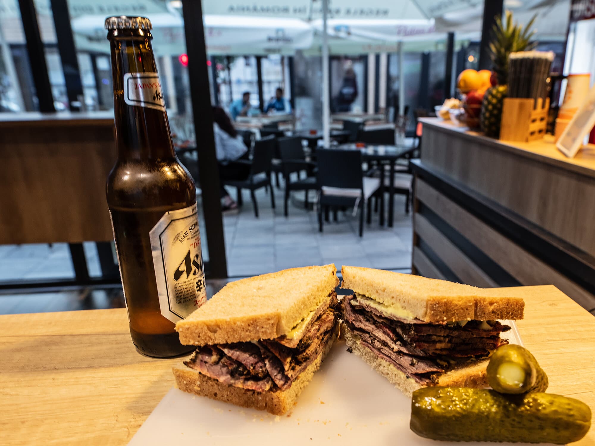 Terasa Sandwich Pub din Piața Habermann, Sibiu