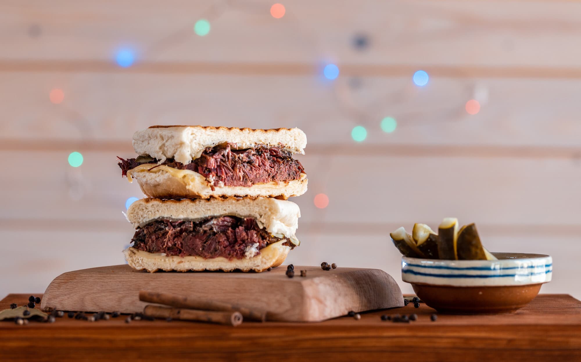 Sandwich Classic tăiat pe jumătate, cu pastramă de vită și castraveți murați