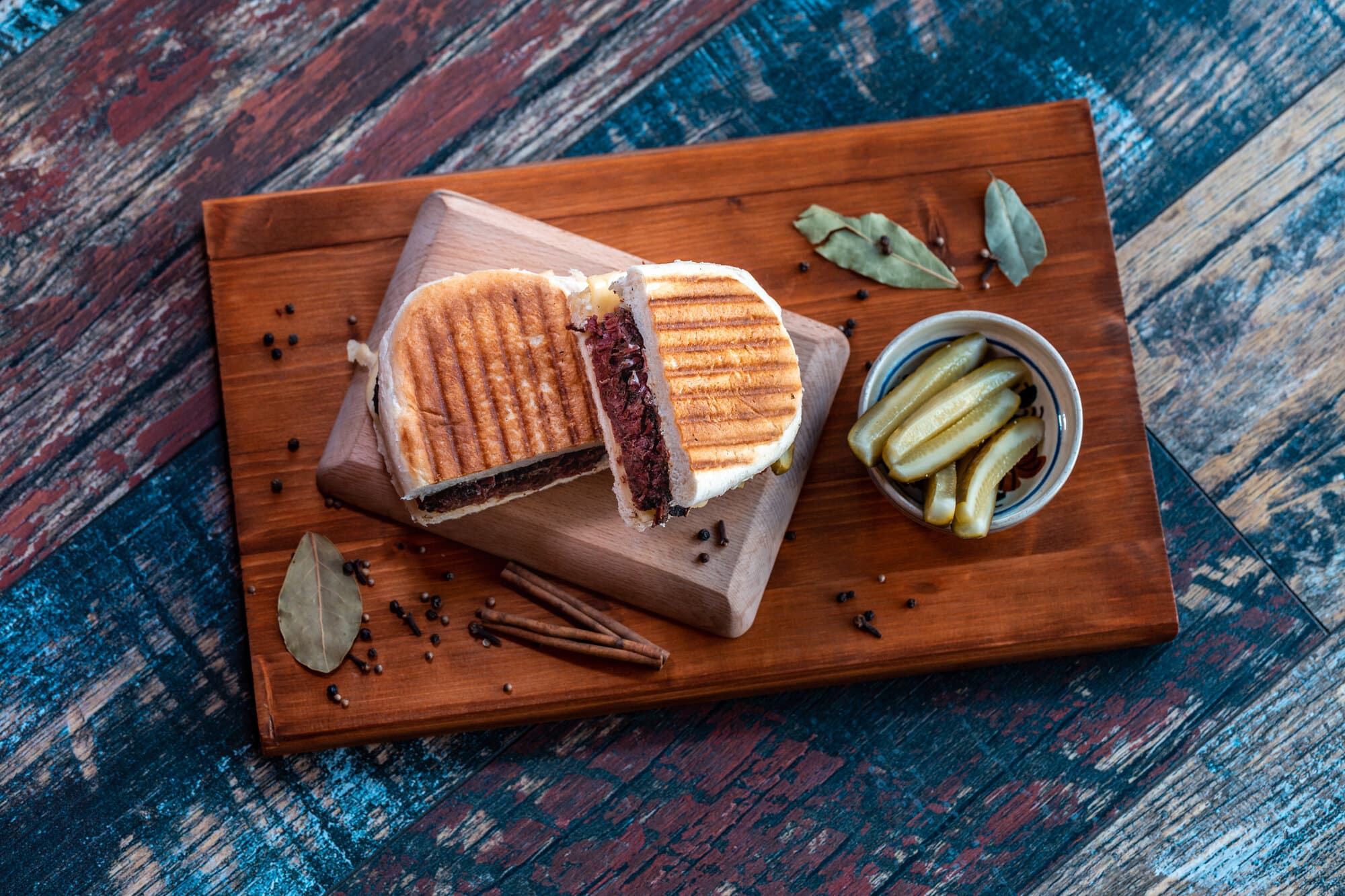 Sandwich Mr. Pastrami cu 250g de pastramă de vită, fotografiat de sus