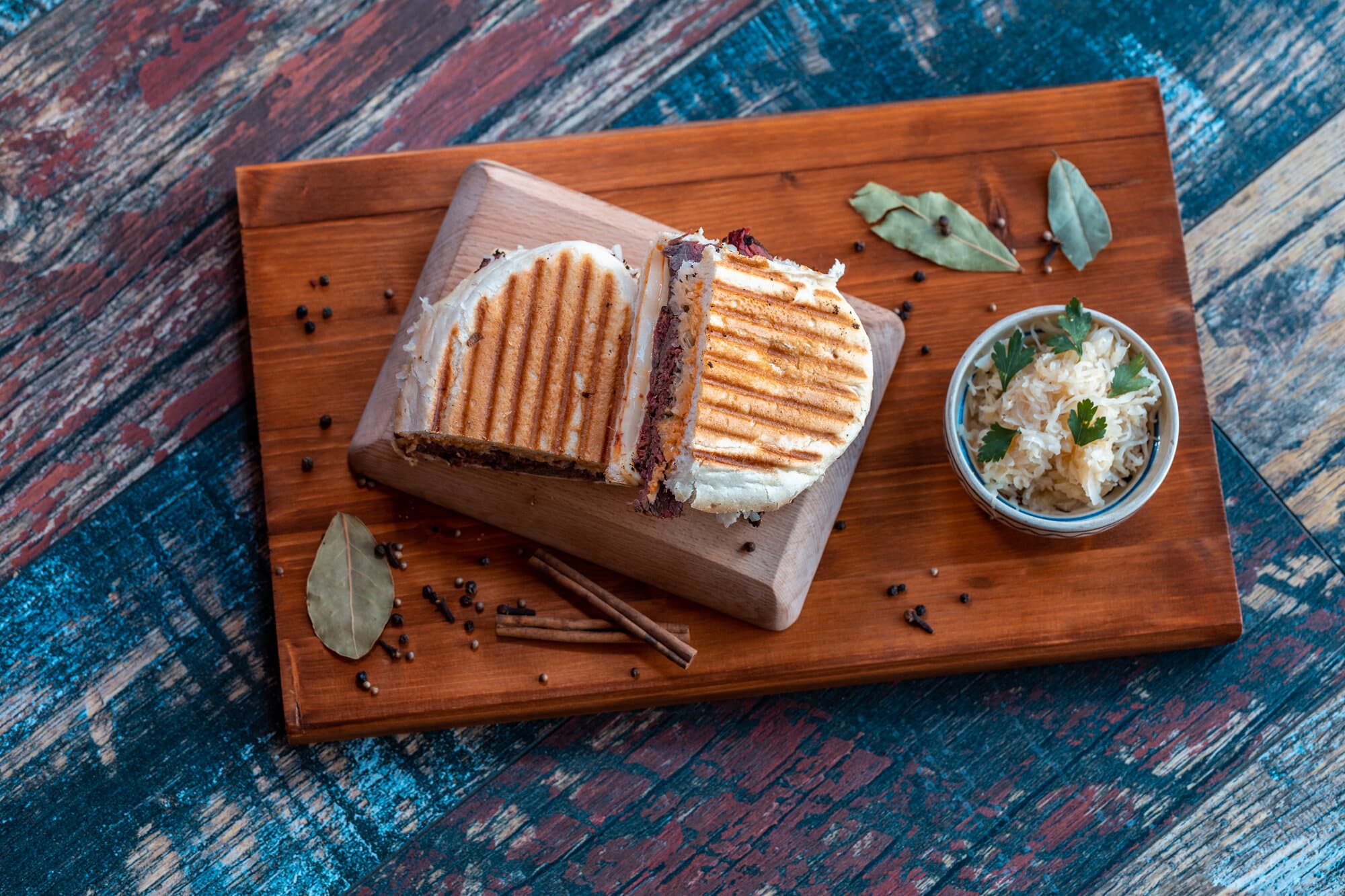 Sandwich Reuben cu varză murată și brânză emmentaler topită