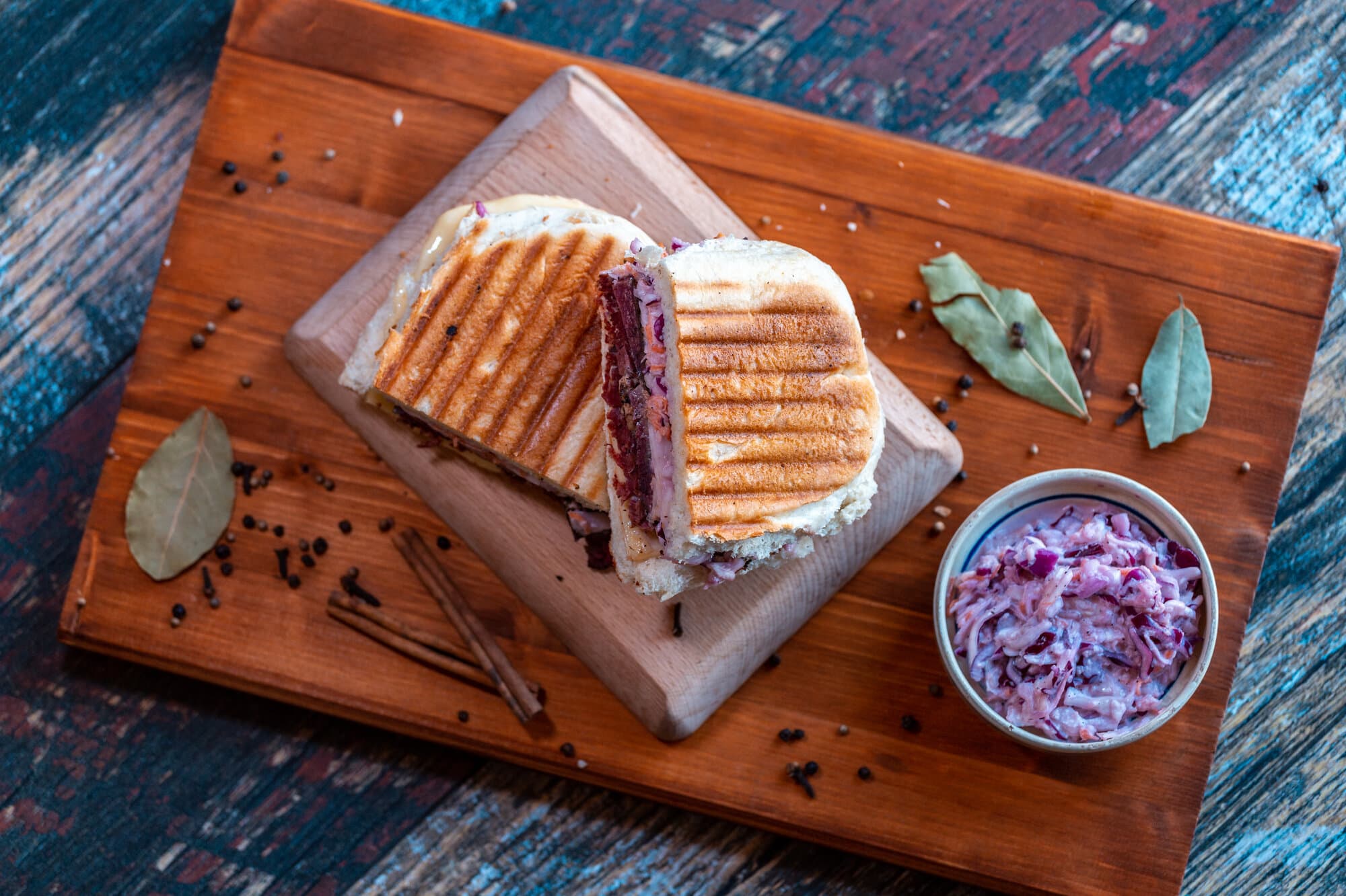 Sandwich Sweet Pastrami cu salată coleslaw și sos BBQ